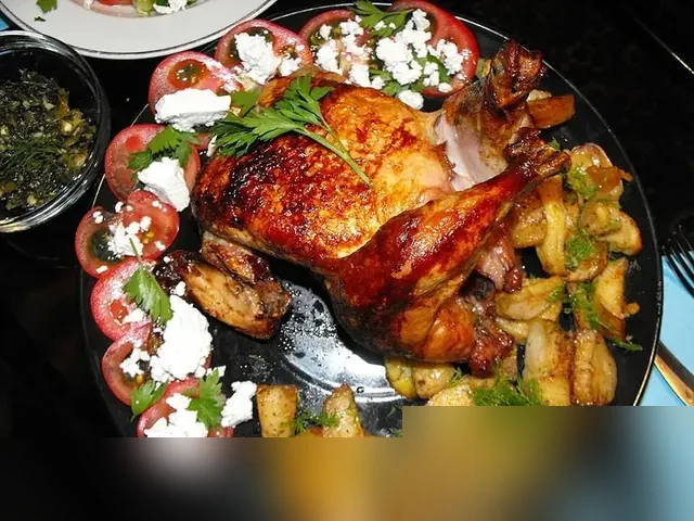 Запечённая курица с картофелем — иллюстрация готового блюда (Wikimedia Commons)